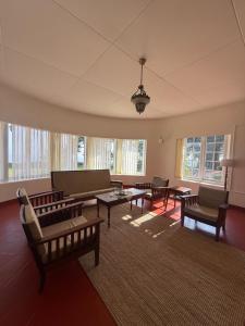 Χώρος καθιστικού στο The Hundred House by Kisah Stays - Wayanad Colonial Estate Bungalow +73 φωτογραφίες
