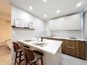 - une cuisine avec un comptoir et des chaises dans l'établissement Douce escapade - Baignoire balnéo, à Brest