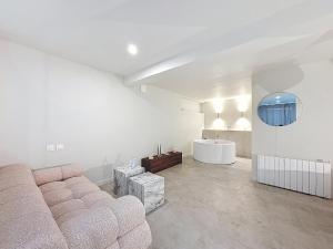 - un salon avec un canapé et un lavabo dans l'établissement Douce escapade - Baignoire balnéo, à Brest