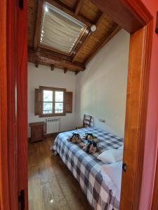 Un dormitorio con una cama con dos bolsas encima. en Casa Laudina y Armando, en Brañella