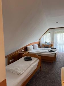 Una cama o camas en una habitación de Gasthof Schneider Pautzfeld