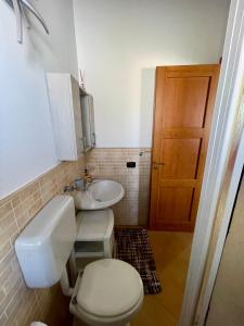 un bagno con un water e un lavandino di SinyHouse a Terrasini