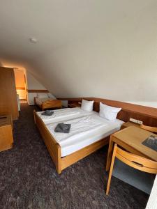 Una cama o camas en una habitación de Gasthof Schneider Pautzfeld