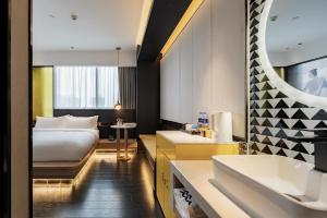 Postel nebo postele na pokoji v ubytování Starway Hotel Chengdu Longquan Economic Port Baiyunxi