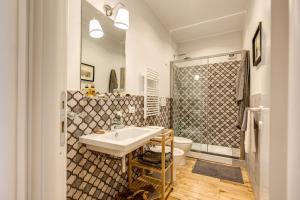 La salle de bains est pourvue d'un lavabo, de toilettes et d'une douche. dans l'établissement Magenta Collection Navona, à Rome