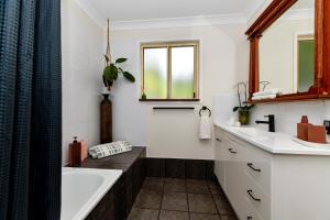 Un baño de Doomben Ridge Farm House 101 fotos más