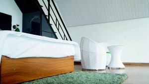 Una cama o camas en una habitación de Pepperico Villas- Misty Hills Retreat near Munnar