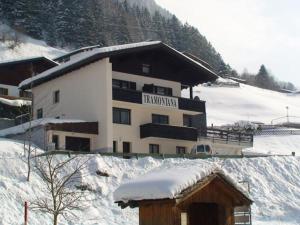 un edificio cubierto de nieve frente a una estación de esquí en Haus Tramontana, en Gaschurn