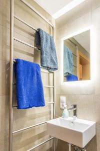 y baño con lavabo, espejo y toallas azules. en Haus Tramontana, en Gaschurn 37 fotos más