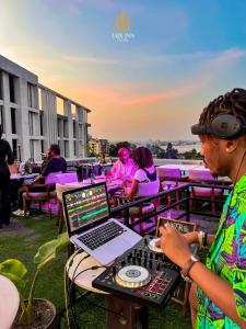 Επισκέπτες που μένουν στο Lux Inn Hotel