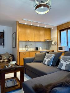 een woonkamer met een bank en een tafel bij Altea Retreat in Ponte di Legno