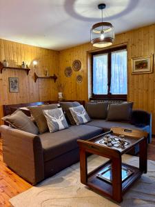 een woonkamer met een bank en een tafel bij Altea Retreat in Ponte di Legno