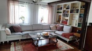 Χώρος καθιστικού στο Klockargården Örja byväg 17