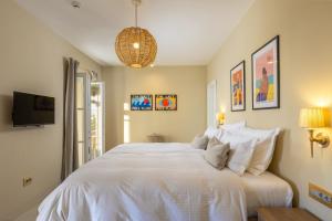 um quarto com uma cama branca e uma tv em Villa RudaVista em Brsečine mais 24 fotografias