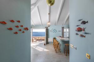 uma sala de jantar com uma mesa e vista para o oceano em Villa RudaVista em Brsečine