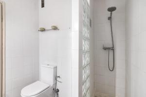 a white bathroom with a toilet and a shower at Apartamento Davasa in Armação de Pêra +16 photos