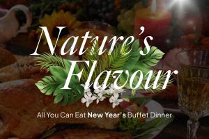 茂物茂物苏利坎肯纳1O1酒店的一块写着“大自然的荣耀”的牌子，旁边放着一杯葡萄酒