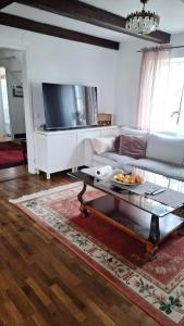 una sala de estar con un sofá y una mesa en Klockargården Örja byväg 17, en Landskrona