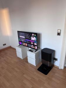 Una sala de estar con un televisor de pantalla plana grande. en DUK42a, en Karlsruhe