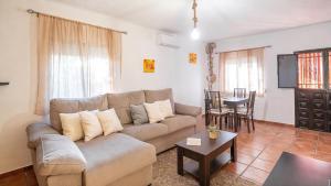 a living room with a couch and a table at Villa Rocío, Acogedora villa con piscina de agua salada en Vélez Málaga in Almayate Alto