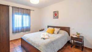 a bedroom with a bed with two towels on it at Villa Rocío, Acogedora villa con piscina de agua salada en Vélez Málaga in Almayate Alto