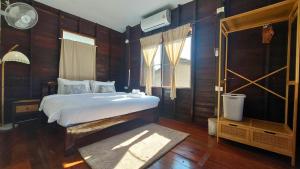 Giường trong phòng chung tại Koala's Nest