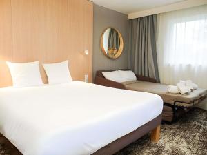 Una cama o camas en una habitación de Novotel Rouen Sud Zenith Parc Expo