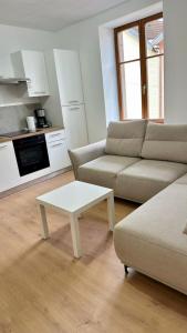 Cosy 5 - Belfort centre في بلفور: غرفة معيشة مع أريكة وطاولة قهوة