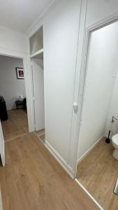 Cosy 5 - Belfort centre في بلفور: غرفة بيضاء مع باب ومرآة