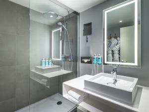 Et badeværelse på Novotel Strasbourg Centre Halles + 97 billeder