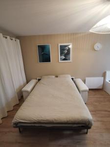 Giường trong phòng chung tại Sea views in Bray-Dunes