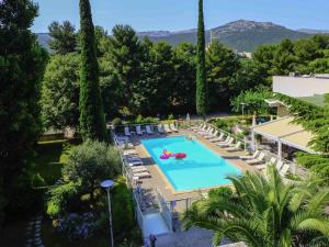 Una vista aérea de una piscina en un resort. en Novotel Marseille Est Porte d'Aubagne, en Marsella