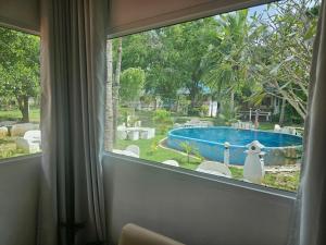 Swimmingpoolen hos eller tæt på Kanyapa Resort กัณญภา แก่งกระจาน + 50 billeder