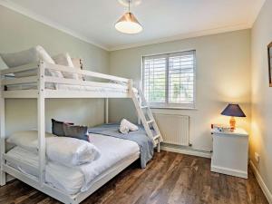 En eller flere senge i et værelse på 4 Bed in Seaview oc-87155