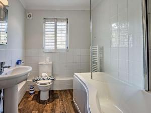 Et badeværelse på 4 Bed in Seaview oc-87155