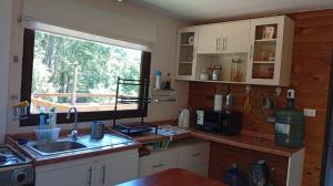 Η κουζίνα ή μικρή κουζίνα στο Cabaña en Pumalal