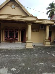 una casa con un orologio sul davanti di Aurora Baji 