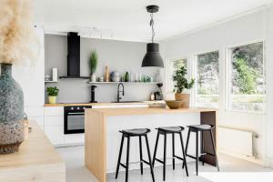 Kuchyň nebo kuchyňský kout v ubytování Modern Villa With Sea Views In Picturesque Mölle