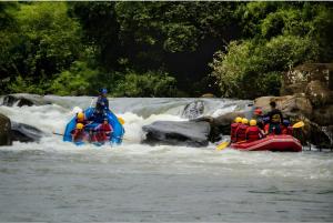 um grupo de pessoas a fazer rafting num rio em Rafters Retreat Coorg - The Riverside Homestay em Srimangala mais 37 fotografias