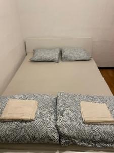 Una cama o camas en una habitación de Balázs Guesthouse - in a green area, with our own garden - next to Metro 4 station