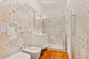 Fiordarancio Room Rental في مونتيروسّو ال ماري: حمام مع مرحاض ودش +23 صورة