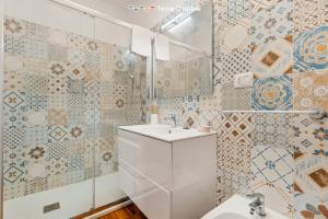 Fiordarancio Room Rental في مونتيروسّو ال ماري: حمام مع حوض غسيل أبيض ودش