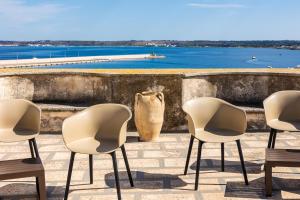 a group of four chairs and a vase at Palazzo Celina in Gallipoli