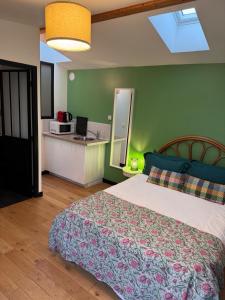 Ένα ή περισσότερα κρεβάτια σε δωμάτιο στο GREEN&PURPLE STUDIO 24-24 Access