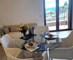 Khu vực ghế ngồi tại Mediterranean Apartment Pool & Parking