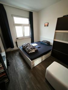 Una cama o camas en una habitación de NearWöhrderSeaAndStation