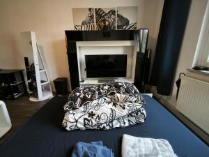 Una cama o camas en una habitación de NearWöhrderSeaAndStation