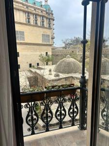 - Balcón con vistas a un edificio en Historical Old City Hotel, en Baku