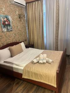 Un dormitorio con una cama con dos pares de zapatos. en Historical Old City Hotel, en Baku 23 fotos más