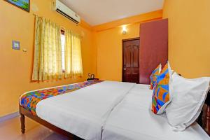 Ένα ή περισσότερα κρεβάτια σε δωμάτιο στο FabHotel Fort Beach Residency